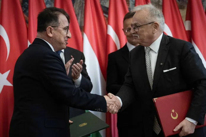Turkish Petroleum chief executive officer Ahmet Turkoglu (left) and MOL Group chief executive officer Zsolt Hernadi